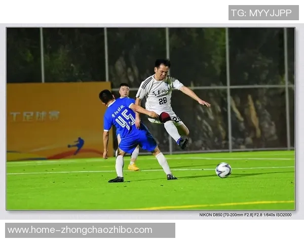 激烈的足球比赛中展现团队精神与个人技术的完美结合